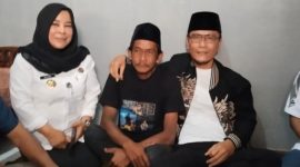 Potret Gus Miftah bersama seorang penjual es teh bakul di Magelang, Sunhaji. (Dok. Istimewa)