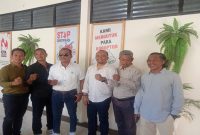 Tim Pembela Rakyat bersama M. Fihiruddin usai menyampaikan pelaporan resmi terkait dugaan pelanggaran etik Majelis Hakim PN Mataram. (Foto: istimewa)