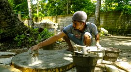 Pekerja lokal mengolah limbah FABA menjadi material bangunan, mendukung pembangunan infrastruktur desa dan pemberdayaan UMKM. (Foto: Dok. PLN)