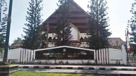 Gedung DPRD NTB menjadi sorotan publik terkait pengesahan APBD 2025 yang dianggap tergesa-gesa. Direktur Lombok Global Institute mempertanyakan transparansi proses pembahasan dokumen setebal 30 cm yang selesai dalam waktu singkat. (Foto: istimewa)