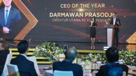 Direktur Utama PLN, Darmawan Prasodjo (kanan) saat menyampaikan speech setelah menerima penghargaan CEO of The Year tiga tahun berturut-turut dalam ajang CNBC Indonesia Awards 2024 di Jakarta, Rabu (11/12). CNBC Indonesia Awards 2024 merupakan ajang apresiasi kepada emiten dan publik figur yang memberikan pengaruh positif bagi Indonesia. Acara ini dihadiri oleh berbagai tokoh nasional dan pimpinan perusahaan-perusahaan besar di Indonesia. (Foto: Dok. PLN)