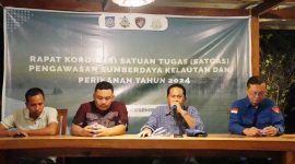 Kepala Dinas Kelautan dan Perikanan NTB, Muslim, ST., M.Si, memimpin rapat koordinasi Satuan Tugas Pengawasan Sumber Daya Kelautan dan Perikanan Tahun 2024 di Gili Gede, Lombok Barat. Rakor ini membahas pentingnya penertiban izin ruang laut dan menjaga keberlanjutan lingkungan perairan bersama unsur penegak hukum dan tokoh masyarakat setempat. (Foto: istimewa)