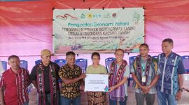 Suasana peresmian program TJSL PLN UIP Nusra di Lembata. Tokoh masyarakat, pejabat daerah, dan petani berkumpul dalam acara peluncuran budidaya kacang tanah dan biofarmaka, serta pembangunan Kapela Stasi Tritunggal Waiwejak, sebagai wujud kolaborasi untuk kemajuan ekonomi dan sosial masyarakat setempat. (Foto: Dok. PLN)