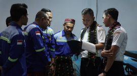 Proses konversi sepeda motor menjadi kendaraan listrik di bengkel SMK Santo Aloisius, sebagai contoh nyata dari inisiatif ramah lingkungan di NTT. (Foto: Dok. PLN)