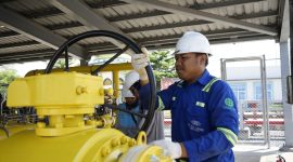 Petugas PLN yang sedang memantau sistem untuk memastikan transisi bahan bakar dari B35 ke gas berjalan lancar. (Foto: Dok. PLN)