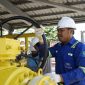 Petugas PLN yang sedang memantau sistem untuk memastikan transisi bahan bakar dari B35 ke gas berjalan lancar. (Foto: Dok. PLN)