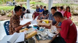  Layanan kesehatan gratis dan distribusi bantuan pangan bergizi di Desa Mocok dan Lungar, dengan warga menerima pemeriksaan dan bahan makanan bergizi. (Foto: Dok. PLN)