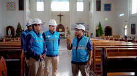 Petugas PLN UIW NTB memeriksa kelistrikan di Gereja ST. Maria Immaculata, Gereja Immanuel, dan GBI Rock Mataram, untuk memastikan pasokan listrik yang stabil dan andal selama perayaan Natal 2024. PLN menyiapkan UPS, genset, dan peralatan lainnya guna mendukung kelancaran ibadah umat Kristiani di ketiga gereja besar di Mataram. (Foto: Dok. PLN)