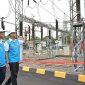 Wakil Menteri BUMN, Aminuddin Ma’ruf, tengah meninjau Gardu Induk 150 kV Cilegon Lama, didampingi oleh Direktur Utama PLN, Darmawan Prasodjo, untuk memastikan kesiapan pasokan listrik menjelang perayaan Natal dan Tahun Baru. (Foto: Dok. PLN)