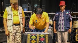 Penjabat Gubernur NTB, Hassanudin, menyerahkan penghargaan kepada kepala sekolah SMKN 3 Mataram dan SMKN 1 Jonggat dalam Pesta Rakyat HUT NTB ke-66. (Foto: Dok. PLN)