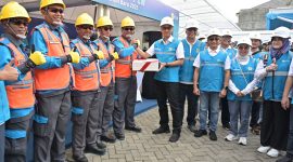 Direktur Utama PLN, Darmawan Prasodjo (kelima dari kanan) didampingi Direktur Distribusi PLN, Adi Priyanto (ketiga dari kanan), Direktur Retail dan Niaga PLN, Edi Srimulyanti (kedua dari kanan), Direktur Utama PLN Haleyora Power, Susiana Mutia (kanan), dan General Manager PLN UID Jawa Barat, Agung Murdifi (keempat dari kanan) memberikan tanda apresiasi kepada tim petugas siaga yang bertugas mengamankan listrik saat momen Nataru 2025. (Foto: Dok. PLN)