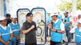 Direktur Utama PLN Darmawan Prasodjo mengecek fasilitas ultra fast charging di SPKLU Rest Area KM 519A Solo-Ngawi selama masa siaga Nataru 2024. (Foto: Dok. PLN)