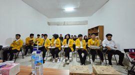 Para pengurus Badan Eksekutif Mahasiswa (BEM) Akademi Bisnis Lombok (AKBIL) Periode 2024-2025 tengah mengikuti prosesi pelantikan perdana yang berlangsung khidmat di Aula AKBIL, Senin (09/12/2024). Dengan semangat baru, mereka siap membawa perubahan positif bagi kampus dan masyarakat Lombok Utara. (Foto: istimewa)