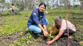 Foto menunjukkan proses penanaman pohon serentak di Desa Noimbila, Kecamatan Mollo Selatan, dengan melibatkan masyarakat dan kelompok tani, simbol komitmen untuk rehabilitasi lingkungan.