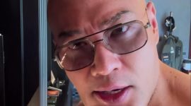 Keterangan Foto: Deddy Corbuzier dengan ekspresi kesal saat menceritakan kritik seorang siswa tentang menu ayam dalam program Makanan Bergizi Gratis (MBG), di akun Instagram pribadinya.