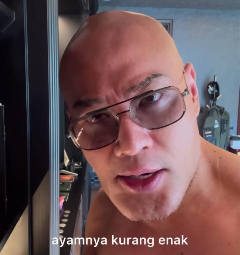 Keterangan Foto: Deddy Corbuzier dengan ekspresi kesal saat menceritakan kritik seorang siswa tentang menu ayam dalam program Makanan Bergizi Gratis (MBG), di akun Instagram pribadinya.