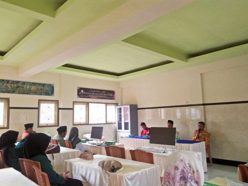 Serah terima mahasiswa PPLP FKIP UNW Mataram kepada Kepala MA NW Aik Ampat di Ruang Multimedia, menandai dimulainya program praktik pendidikan. (Foto: Istimewa)