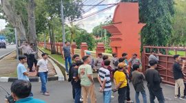Aksi massa APPM NTB di depan Polda NTB, menuntut pengusutan dugaan korupsi proyek DAK yang menyeret nama pejabat dan PT Titik Temu Konsultan. (Foto: Istimewa)