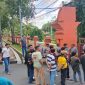 Aksi massa APPM NTB di depan Polda NTB, menuntut pengusutan dugaan korupsi proyek DAK yang menyeret nama pejabat dan PT Titik Temu Konsultan. (Foto: Istimewa)