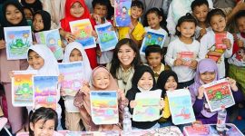 Menteri Komunikasi dan Digital, Meutya Hafid, berkesempatan berbagi momen bersama anak-anak Indonesia dalam rangka peringatan Hari Anak Sedunia yang jatuh pada 20 November 2024. Kegiatan tersebut terlihat melalui unggahan di akun Instagram resminya, @meutya_hafid.






