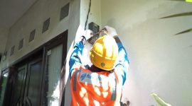 Ilustrasi petugas PLN saat memeriksa instalasi kWh meter milik pelanggan. (Foto: Dok. PLN)