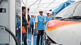 Direktur Utama PLN, Darmawan Prasodjo (kedua dari kanan) berinteraksi dengan salah satu pengguna SPKLU dari penyedia angkutan massal di One Stop EV Charging Station di Surapati, Bandung, Jawa Barat, Rabu (25/12). (Foto: Dok. PLN)