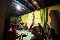 Warga Bajo Pulau, Kabupaten Bima, Nusa Tenggara Barat berkumpul dengan penuh kegembiraan menikmati nyala listrik 24 jam di desa mereka. (Foto: Dok. PLN)