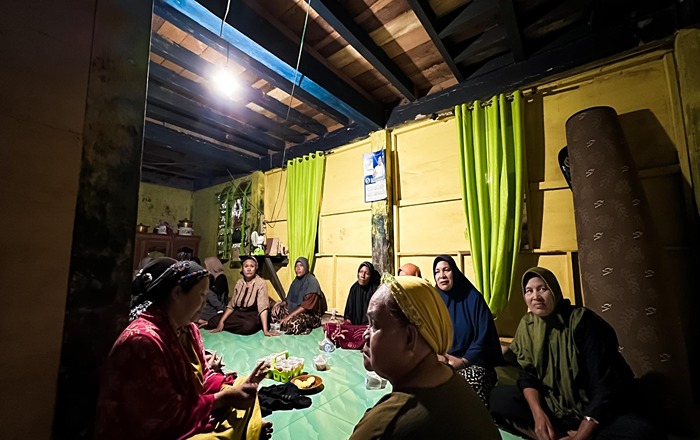 Warga Bajo Pulau, Kabupaten Bima, Nusa Tenggara Barat berkumpul dengan penuh kegembiraan menikmati nyala listrik 24 jam di desa mereka. (Foto: Dok. PLN)