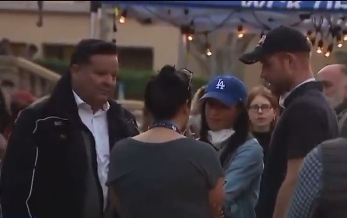 Pangeran Harry dan Meghan Markle mengunjungi tempat penampungan korban kebakaran di Los Angeles (Fox11).