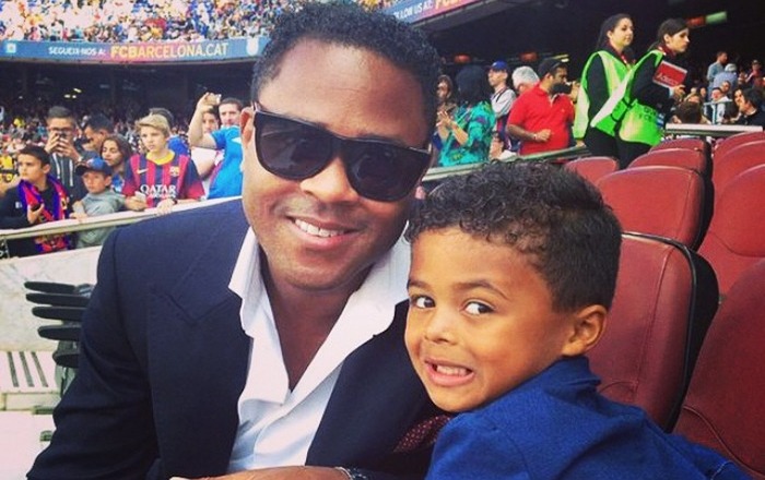 Potret pelatih baru Tim Garuda, Patrick Kluivert, bersama putranya, Shane Kluivert, saat berada di Stadion Camp Nou, markas klub Barcelona, Spanyol.