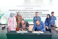 Foto : Penandatanganan nota kerja sama antara Pemerintah Kabupaten Lombok Barat dan Bank NTB Syariah, yang menandai peluncuran Kartu Kredit Pemerintah Daerah (KKPD) untuk memperbaiki pengelolaan keuangan daerah.