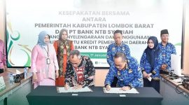 Foto : Penandatanganan nota kerja sama antara Pemerintah Kabupaten Lombok Barat dan Bank NTB Syariah, yang menandai peluncuran Kartu Kredit Pemerintah Daerah (KKPD) untuk memperbaiki pengelolaan keuangan daerah.