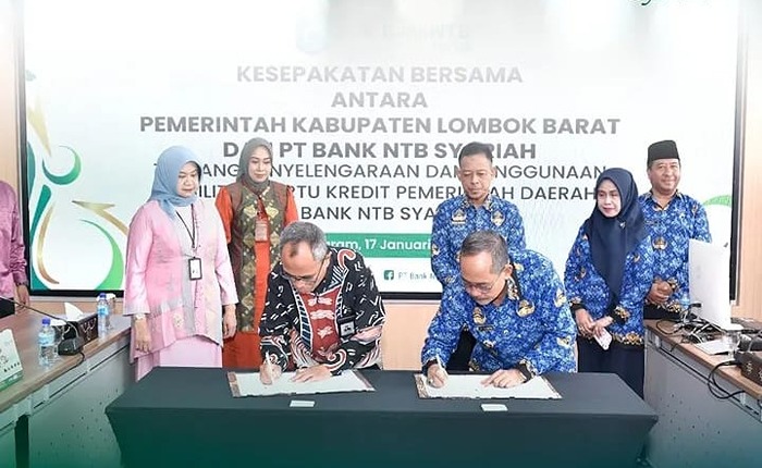 Foto : Penandatanganan nota kerja sama antara Pemerintah Kabupaten Lombok Barat dan Bank NTB Syariah, yang menandai peluncuran Kartu Kredit Pemerintah Daerah (KKPD) untuk memperbaiki pengelolaan keuangan daerah.