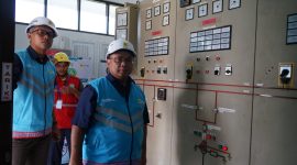 eneral Manager PLN NTB, Sudjarwo, melakukan inspeksi di PLTU Jeranjang, memastikan kesiapan sistem kelistrikan untuk malam pergantian tahun. (Foto: Dok. PLN)