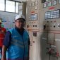 eneral Manager PLN NTB, Sudjarwo, melakukan inspeksi di PLTU Jeranjang, memastikan kesiapan sistem kelistrikan untuk malam pergantian tahun. (Foto: Dok. PLN)