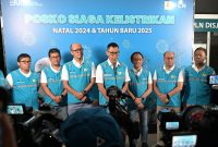 Direktur Utama PLN, Darmawan Prasodjo (tengah) didampingi Direktur Perencanaan Korporat dan Pengembangan Bisnis PLN, Hartanto Wibowo (kiri), Direktur Manajemen Pembangkitan PLN, Adi Lumakso (kedua dari kiri), Direktur Transmisi dan Perencanaan Sistem PLN, Evy Haryadi (ketiga dari kiri), Direktur Distribusi PLN, Adi Priyanto (ketiga dari kanan), Direktur Manajemen Risiko PLN, Suroso Isnandar (kedua dari kanan), dan Direktur Legal dan Manajemen Human Capital, Yusuf Didi Setiarto (kanan) melakukan konferensi pers terkait kondisi kelistrikan nasional pada malam tahun baru di Kantor PLN UID Jakarta Raya, Selasa (31/12). (Foto: Dok. PLN)