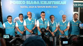 Direktur Utama PLN, Darmawan Prasodjo (tengah) didampingi Direktur Perencanaan Korporat dan Pengembangan Bisnis PLN, Hartanto Wibowo (kiri), Direktur Manajemen Pembangkitan PLN, Adi Lumakso (kedua dari kiri), Direktur Transmisi dan Perencanaan Sistem PLN, Evy Haryadi (ketiga dari kiri), Direktur Distribusi PLN, Adi Priyanto (ketiga dari kanan), Direktur Manajemen Risiko PLN, Suroso Isnandar (kedua dari kanan), dan Direktur Legal dan Manajemen Human Capital, Yusuf Didi Setiarto (kanan) melakukan konferensi pers terkait kondisi kelistrikan nasional pada malam tahun baru di Kantor PLN UID Jakarta Raya, Selasa (31/12). (Foto: Dok. PLN)