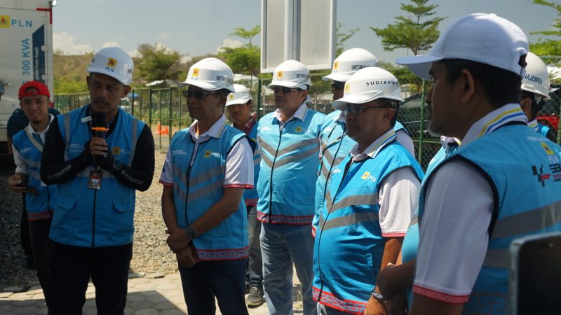 Petugas PLN UIW NTB memantau sistem kelistrikan di lokasi MotoGP Mandalika 2024, memastikan pasokan listrik stabil sepanjang acara. (Foto: Dok. PLN)