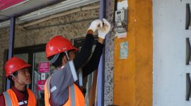 Karyawan PLN sedang memeriksa peralatan kelistrikan di lapangan. (Foto: Dok. PLN)