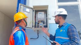 Manager PLN Unit Layanan Pelanggan (ULP) Bondowoso, Yuanito Yoga Pratama bersama petugas Pelayanan Teknik (Yantek) tengah memastikan keandalan pasokan listrik di salah satu sekolah penerima manfaat program Makan Bergizi Gratis (MBG) di Jawa Timur. (Foto: Dok. PLN)