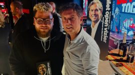 Keterangan Foto:
Patrick Kluivert dan Alex Pastoor, asisten pelatih baru Timnas Indonesia, berpose bersama dalam momen pengenalan resmi melalui media sosial.