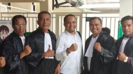 Tim Pembela Rakyat bersama M. Fihiruddin usai memenangkan banding di Pengadilan Tinggi Mataram. Putusan ini menjadi tonggak penting dalam perjuangan hukum Fihiruddin, membatalkan putusan PN Mataram yang dinilai keliru. Perjuangan keadilan terus berlanjut demi mengembalikan hak-hak yang dirampas. (Foto: Istimewa)