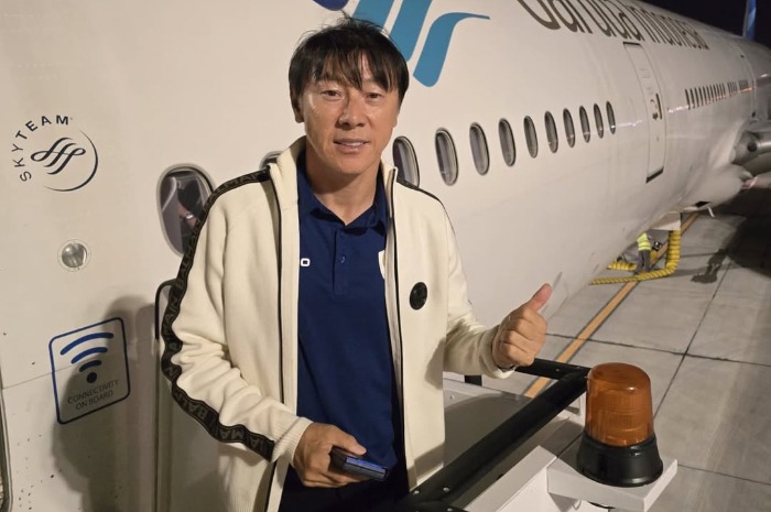 Shin Tae-yong melepas masa jabatannya sebagai pelatih Timnas Indonesia di Bandara Soekarno Hatta, diiringi perpisahan haru dari para suporter La Grandee Indonesia, Minggu (26/01/2025).