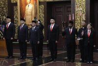 Foto influencer Deddy Corbuzier (paling kiri), yang saat ini menjabat sebagai Stafsus Menhan RI di Kabinet Presiden Prabowo Subianto, pada Selasa, 11 Februari 2025. (Instagram.com/@sjafrie.sjamsoeddin)