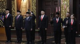 Foto influencer Deddy Corbuzier (paling kiri), yang saat ini menjabat sebagai Stafsus Menhan RI di Kabinet Presiden Prabowo Subianto, pada Selasa, 11 Februari 2025. (Instagram.com/@sjafrie.sjamsoeddin)