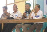 Para pemangku kepentingan dari berbagai instansi berkumpul dalam diskusi bersama masyarakat untuk mensosialisasikan program pemberdayaan. Kegiatan ini menjadi sarana bagi warga untuk menyampaikan aspirasi serta merumuskan solusi demi meningkatkan kesejahteraan mereka. (Foto: Dok. PLN)