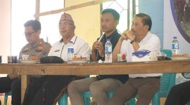 Para pemangku kepentingan dari berbagai instansi berkumpul dalam diskusi bersama masyarakat untuk mensosialisasikan program pemberdayaan. Kegiatan ini menjadi sarana bagi warga untuk menyampaikan aspirasi serta merumuskan solusi demi meningkatkan kesejahteraan mereka. (Foto: Dok. PLN) 