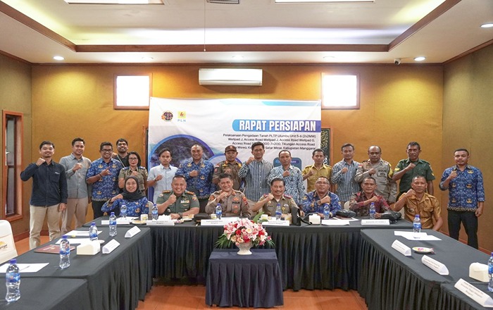 Perwakilan PLN UIP Nusra bersama Forkopimda Manggarai dan BPN saat menggelar rapat koordinasi terkait pengadaan tanah untuk proyek PLTP Ulumbu Unit 5-6 di Ruteng. (Foto: Dok. PLN)