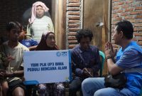 Petugas PLN bersama relawan menyalurkan bantuan logistik kepada warga terdampak banjir bandang di Kecamatan Wera, Bima. (Foto: Dok. PLN)