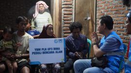 Petugas PLN bersama relawan menyalurkan bantuan logistik kepada warga terdampak banjir bandang di Kecamatan Wera, Bima. (Foto: Dok. PLN)
